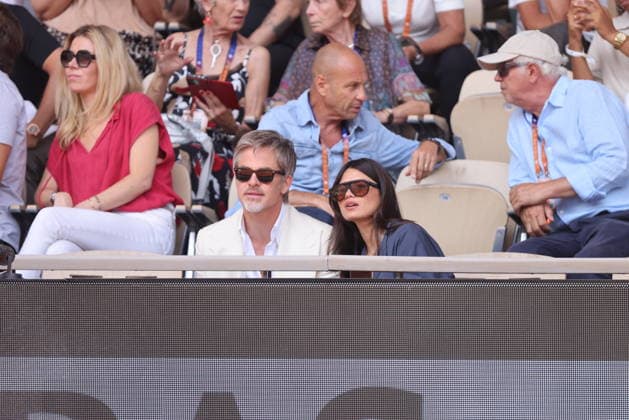 Chris Pine et sa compagne Keana Sky Wenger dans les tribunes lors des Internationaux de France de Tennis de Roland Garros 2026, le 1er juin 2026 Jacovides Moreau Bestimage Chris Pine and his girlfriend Keana Sky Wenger in the stands during the French Open Tennis Championships at Roland Garros 2026 Paris, on June 1st, 2026 Paris France  Copyright: xDOMINIQUExJACOVIDESx xBESTIMAGExDOMINIQUExJACOVIDESx xBESTIMAGEx