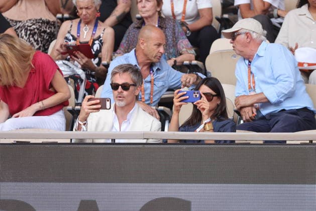 Chris Pine et sa compagne Keana Sky Wenger dans les tribunes lors des Internationaux de France de Tennis de Roland Garros 2026, le 1er juin 2026 Jacovides Moreau Bestimage Chris Pine and his girlfriend Keana Sky Wenger in the stands during the French Open Tennis Championships at Roland Garros 2026 Paris, on June 1st, 2026 Paris France  Copyright: xDOMINIQUExJACOVIDESx xBESTIMAGExDOMINIQUExJACOVIDESx xBESTIMAGEx