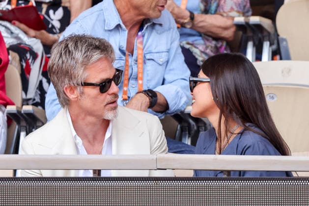Chris Pine et sa compagne Keana Sky Wenger dans les tribunes lors des Internationaux de France de Tennis de Roland Garros 2026, le 1er juin 2026 Jacovides Moreau Bestimage Chris Pine and his girlfriend Keana Sky Wenger in the stands during the French Open Tennis Championships at Roland Garros 2026 Paris, on June 1st, 2026 Paris France  Copyright: xDOMINIQUExJACOVIDESx xBESTIMAGExDOMINIQUExJACOVIDESx xBESTIMAGEx