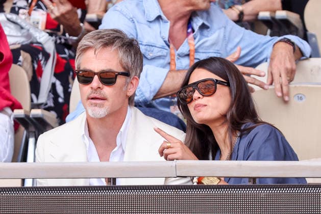 Chris Pine et sa compagne Keana Sky Wenger dans les tribunes lors des Internationaux de France de Tennis de Roland Garros 2026, le 1er juin 2026 Jacovides Moreau Bestimage Chris Pine and his girlfriend Keana Sky Wenger in the stands during the French Open Tennis Championships at Roland Garros 2026 Paris, on June 1st, 2026 Paris France  Copyright: xDOMINIQUExJACOVIDESx xBESTIMAGExDOMINIQUExJACOVIDESx xBESTIMAGEx