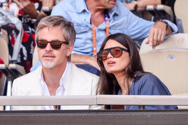 Chris Pine et sa compagne Keana Sky Wenger dans les tribunes lors des Internationaux de France de Tennis de Roland Garros 2026, le 1er juin 2026 Jacovides Moreau Bestimage Chris Pine and his girlfriend Keana Sky Wenger in the stands during the French Open Tennis Championships at Roland Garros 2026 Paris, on June 1st, 2026 Paris France  Copyright: xDOMINIQUExJACOVIDESx xBESTIMAGExDOMINIQUExJACOVIDESx xBESTIMAGEx