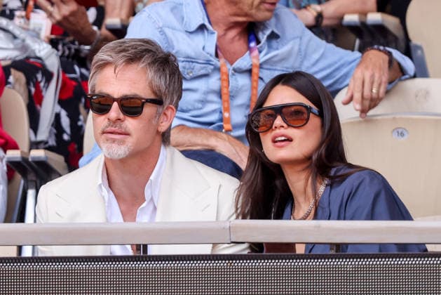 Chris Pine et sa compagne Keana Sky Wenger dans les tribunes lors des Internationaux de France de Tennis de Roland Garros 2026, le 1er juin 2026 Jacovides Moreau Bestimage Chris Pine and his girlfriend Keana Sky Wenger in the stands during the French Open Tennis Championships at Roland Garros 2026 Paris, on June 1st, 2026 Paris France  Copyright: xDOMINIQUExJACOVIDESx xBESTIMAGExDOMINIQUExJACOVIDESx xBESTIMAGEx