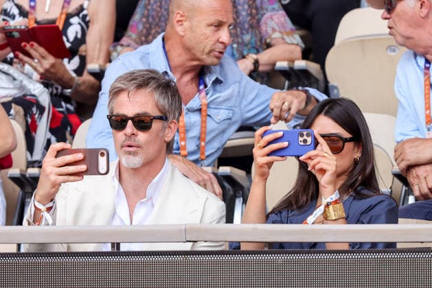Chris Pine et sa compagne Keana Sky Wenger dans les tribunes lors des Internationaux de France de Tennis de Roland Garros 2026, le 1er juin 2026 Jacovides Moreau Bestimage Chris Pine and his girlfriend Keana Sky Wenger in the stands during the French Open Tennis Championships at Roland Garros 2026 Paris, on June 1st, 2026 Paris France  Copyright: xDOMINIQUExJACOVIDESx xBESTIMAGExDOMINIQUExJACOVIDESx xBESTIMAGEx