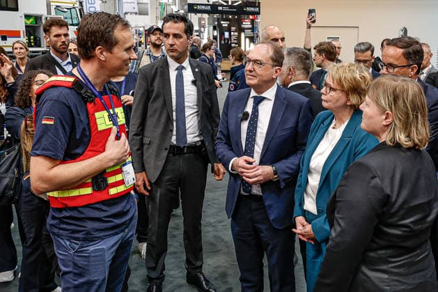Eröffnung der Interschutz 2026 in Hannover und Messerundgang mit Bundesinnenminister Alexander Dobrindt und Nds. Innenministerin Daniela Behrens Messerundgang, bei der Bundesamt für Bevölkerungsschutz und Katastrophenhilfe (BBK), Daniela Behrens (SPD), Niedersächsische Ministerin für Inneres, Sport und Digitalisierung; Alexander Dobrindt (CSU), Bundesinnenminister Hannover Hannover Messe Niedersachsen, Region Hannover Germany *** Opening of Interschutz 2026 in Hanover and tour of the trade fair with Federal Minister of the Interior Alexander Dobrindt and Lower Saxony Minister of the Interior Daniela Behrens Tour of the trade fair, at the Federal Office of Civil Protection and Disaster Assistance BBK , Daniela Behrens SPD , Lower Saxony