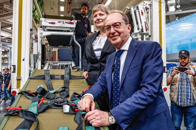 Eröffnung der Interschutz 2026 in Hannover und Messerundgang mit Bundesinnenminister Alexander Dobrindt und Nds. Innenministerin Daniela Behrens Messerundgang, bei der Bundesamt für Bevölkerungsschutz und Katastrophenhilfe (BBK), Alexander Dobrindt (CSU), Bundesinnenminister; Besichtigung eines 4-Tragen-Krankenkraftwagen Hannover Hannover Messe Niedersachsen, Region Hannover Germany *** Opening of Interschutz 2026 in Hanover and tour of the trade fair with Federal Minister of the Interior Alexander Dobrindt and Lower Saxony Minister of the Interior Daniela Behrens Tour of the trade fair, at the Federal Office of Civil Protection and Disaster Assistance BBK , Alexander Dobrindt CSU , Federal Minister of the Interior Tour of a 4 stretcher