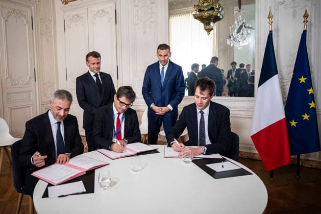 Choose France Business Summit - Paris Ahmed Yahia Al Idrissi, Managing Director and CEO of MGX, President of BPI Nicolas Dufourcq and Mistral CEO Arthur Mensch, French President Emmanuel Macron and Khaldoon Al Mubarak, CEO and managing director of Mubadala Investment Company, attend a signed agreement during the Choose France business summit, aiming to attract foreign investors to the country, at the Chateau de Versailles in Versailles, near Paris, France, June 1, 2026. Photo by Eliot Blondet ABACAPRESS.COM Paris France France  Copyright: xBlondetxEliot ABACAx