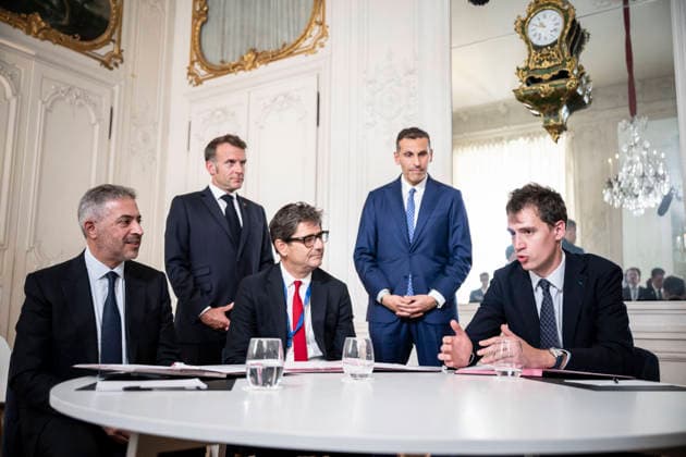 Choose France Business Summit - Paris Ahmed Yahia Al Idrissi, Managing Director and CEO of MGX, President of BPI Nicolas Dufourcq and Mistral CEO Arthur Mensch, French President Emmanuel Macron and Khaldoon Al Mubarak, CEO and managing director of Mubadala Investment Company, attend a signed agreement during the Choose France business summit, aiming to attract foreign investors to the country, at the Chateau de Versailles in Versailles, near Paris, France, June 1, 2026. Photo by Eliot Blondet ABACAPRESS.COM Paris France France  Copyright: xBlondetxEliot ABACAx