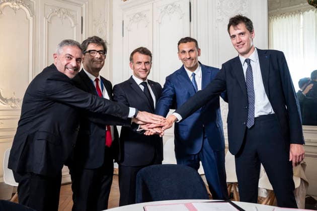 Choose France Business Summit - Paris Ahmed Yahia Al Idrissi, Managing Director and CEO of MGX, President of BPI Nicolas Dufourcq and Mistral CEO Arthur Mensch, French President Emmanuel Macron and Khaldoon Al Mubarak, CEO and managing director of Mubadala Investment Company, attend a signed agreement during the Choose France business summit, aiming to attract foreign investors to the country, at the Chateau de Versailles in Versailles, near Paris, France, June 1, 2026. Photo by Eliot Blondet ABACAPRESS.COM Paris France France  Copyright: xBlondetxEliot ABACAx