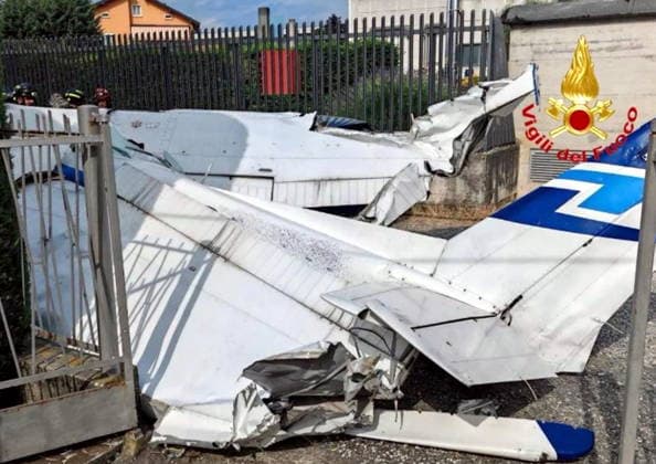 IPA85243278 - Valbrembo, Cessna carrying two people crashes between houses: one dead and one critically injured. Image frame distributed by this Agency for editorial purposes only. Material may come from social media, television stations, press offices or other publicly accessible third-party sources. The Agency does not claim any ownership, copyright or license rights to the material. Any fees charged relate solely to the Agency s services. The user is responsible for verifying and obtaining any rights, authorizations, or consents necessary for use of the material.  Copyright: xAgenziaxFotogrammax xAgenziaxFotogrammax 85243278