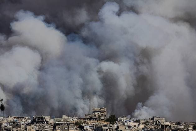 Israeli attack targets Jabalia Refugee Camp in Gaza JABALIA, GAZA, PALESTINE - JUNE 1: Smoke rises following an Israeli strike targeting Palestinian homes near the Yellow Line in the eastern areas of Jabalia Refugee Camp in northern Gaza, Palestine on June 1, 2026. The Israeli army carried out attacks on Palestinian homes located near the Yellow Line in the eastern part of Jabalia Refugee Camp, according to local sources. Ramez Habboub Anadolu Jabalia Gaza. Editorial use only. Please get in touch for any other usage.  Copyright: x2026xAnadoluxRamezxHabboubx