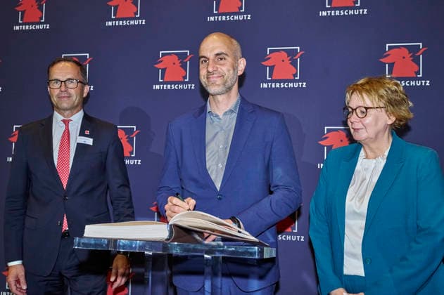 Jochen Köckler, Belit Onay und Daniela Behrens beim Eröffnungsrundgang über die Interschutz 2026 , der Weltleitmesse für Feuerwehr, Rettungswesen und Bevölkerungsschutz, auf dem Messegelände. Hannover, 01.06.2026 *** Jochen Köckler, Belit Onay and Daniela Behrens on the opening tour of Interschutz 2026 , the worlds leading trade fair for fire departments, rescue services and civil protection, at the Hannover Exhibition Grounds, 01 06 2026 Foto:xU.xStammx xFuturexImagex interschutz_6602