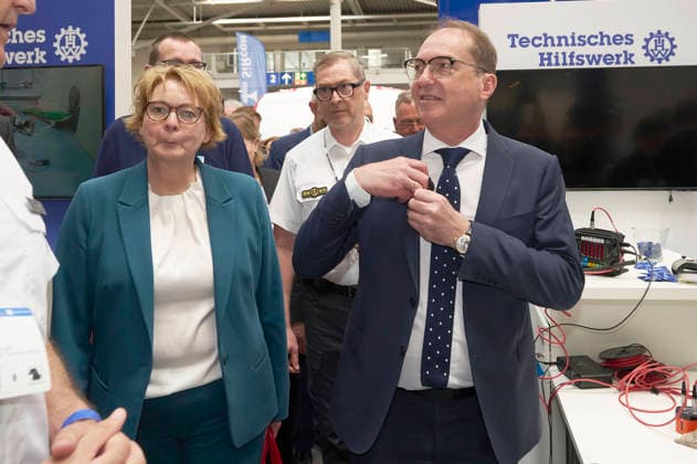 Daniela Behrens und Alexander Dobrindt beim Eröffnungsrundgang über die Interschutz 2026 , der Weltleitmesse für Feuerwehr, Rettungswesen und Bevölkerungsschutz, auf dem Messegelände. Hannover, 01.06.2026 *** Daniela Behrens and Alexander Dobrindt on the opening tour of Interschutz 2026 , the worlds leading trade fair for fire departments, rescue services and civil protection, at the Hannover Exhibition Grounds, 01 06 2026 Foto:xU.xStammx xFuturexImagex interschutz_6610
