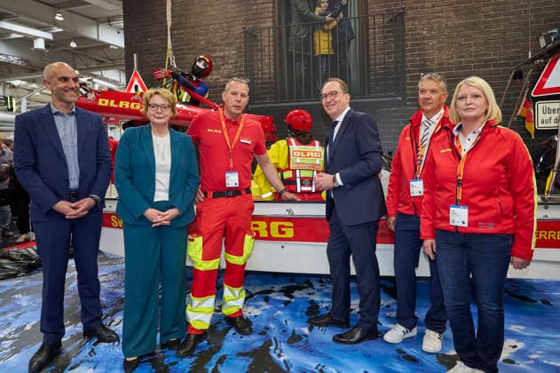 Belit Onay, Daniela Behrens und Alexander Dobrindt beim Eröffnungsrundgang über die Interschutz 2026 , der Weltleitmesse für Feuerwehr, Rettungswesen und Bevölkerungsschutz, auf dem Messegelände. Hannover, 01.06.2026 *** Belit Onay, Daniela Behrens and Alexander Dobrindt on the opening tour of Interschutz 2026 , the worlds leading trade fair for fire departments, rescue services and civil protection, at the Hannover Exhibition Grounds, 01 06 2026 Foto:xU.xStammx xFuturexImagex interschutz_6625