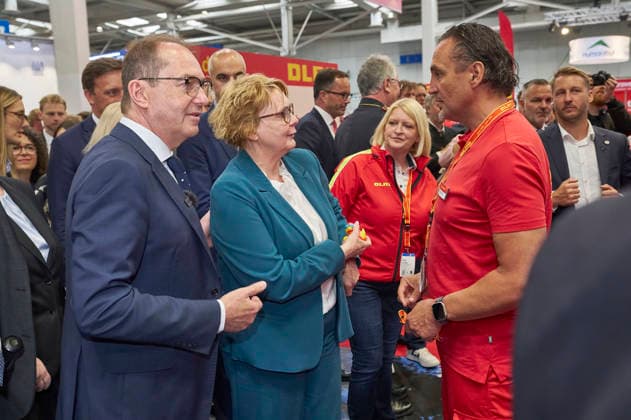 Alexander Dobrindt und Daniela Behrens beim Eröffnungsrundgang über die Interschutz 2026 , der Weltleitmesse für Feuerwehr, Rettungswesen und Bevölkerungsschutz, auf dem Messegelände. Hannover, 01.06.2026 *** Alexander Dobrindt and Daniela Behrens on the opening tour of Interschutz 2026 , the worlds leading trade fair for fire departments, rescue services and civil protection, at the Hannover Exhibition Grounds, 01 06 2026 Foto:xU.xStammx xFuturexImagex interschutz_6626