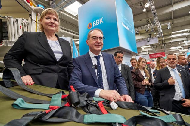 Alexander Dobrindt beim Eröffnungsrundgang über die Interschutz 2026 , der Weltleitmesse für Feuerwehr, Rettungswesen und Bevölkerungsschutz, auf dem Messegelände. Hannover, 01.06.2026 *** Alexander Dobrindt on the opening tour of Interschutz 2026 , the worlds leading trade fair for fire departments, rescue services and civil protection, at the Hannover Exhibition Center, 01 06 2026 Foto:xU.xStammx xFuturexImagex interschutz_6630
