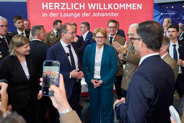Alexander Dobrindt und Daniela Behrens beim Eröffnungsrundgang über die Interschutz 2026 , der Weltleitmesse für Feuerwehr, Rettungswesen und Bevölkerungsschutz, auf dem Messegelände. Hannover, 01.06.2026 *** Alexander Dobrindt and Daniela Behrens on the opening tour of Interschutz 2026 , the worlds leading trade fair for fire departments, rescue services and civil protection, at the Hannover Exhibition Grounds, 01 06 2026 Foto:xU.xStammx xFuturexImagex interschutz_6633