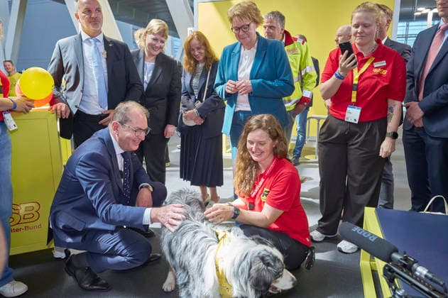 Alexander Dobrindt und Daniela Behrens beim Eröffnungsrundgang über die Interschutz 2026 , der Weltleitmesse für Feuerwehr, Rettungswesen und Bevölkerungsschutz, auf dem Messegelände. Hannover, 01.06.2026 *** Alexander Dobrindt and Daniela Behrens on the opening tour of Interschutz 2026 , the worlds leading trade fair for fire departments, rescue services and civil protection, at the Hannover Exhibition Grounds, 01 06 2026 Foto:xU.xStammx xFuturexImagex interschutz_6637