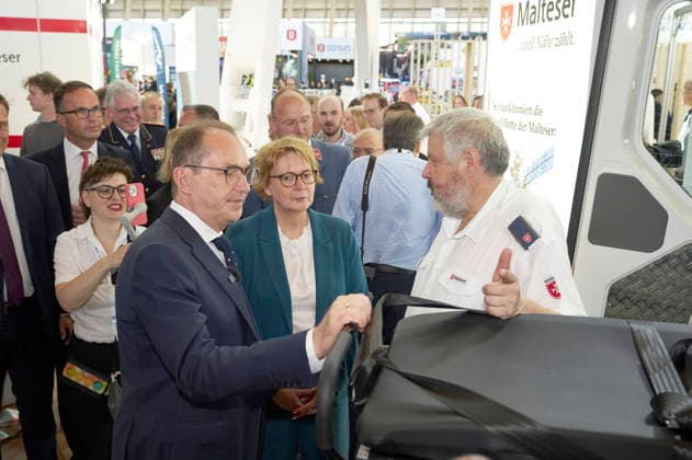 Alexander Dobrindt und Daniela Behrens beim Eröffnungsrundgang über die Interschutz 2026 , der Weltleitmesse für Feuerwehr, Rettungswesen und Bevölkerungsschutz, auf dem Messegelände. Hannover, 01.06.2026 *** Alexander Dobrindt and Daniela Behrens on the opening tour of Interschutz 2026 , the worlds leading trade fair for fire departments, rescue services and civil protection, at the Hannover Exhibition Grounds, 01 06 2026 Foto:xU.xStammx xFuturexImagex interschutz_6639