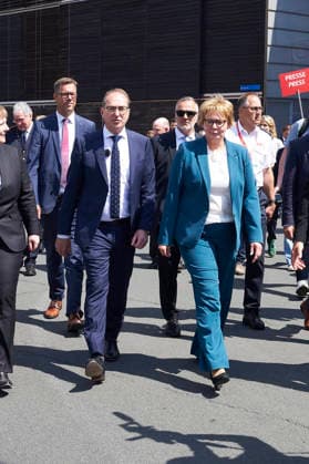 Alexander Dobrindt und Daniela Behrens beim Eröffnungsrundgang über die Interschutz 2026 , der Weltleitmesse für Feuerwehr, Rettungswesen und Bevölkerungsschutz, auf dem Messegelände. Hannover, 01.06.2026 *** Alexander Dobrindt and Daniela Behrens on the opening tour of Interschutz 2026 , the worlds leading trade fair for fire departments, rescue services and civil protection, at the Hannover Exhibition Grounds, 01 06 2026 Foto:xU.xStammx xFuturexImagex interschutz_6640