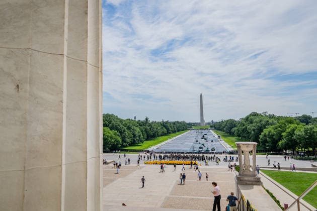 June 1, 2026, Washington, District Of Columbia, United States: Contractors continue applying sealant and protective coatings to the Lincoln Memorial Reflecting Pool on the National Mall as renovation work nears completion ahead of America 250 celebrations. Washington United States  - ZUMAk206 20260601_znp_k206_001 Copyright: xMattxKaminskyx