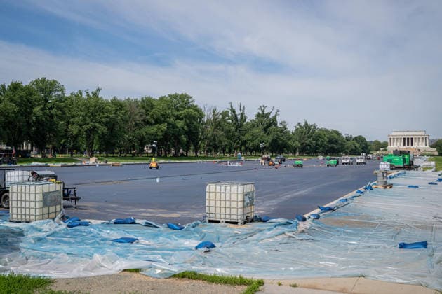 June 1, 2026, Washington, District Of Columbia, United States: Contractors continue applying sealant and protective coatings to the Lincoln Memorial Reflecting Pool on the National Mall as renovation work nears completion ahead of America 250 celebrations. Washington United States - ZUMAk206 20260601_znp_k206_002 Copyright: xMattxKaminskyx