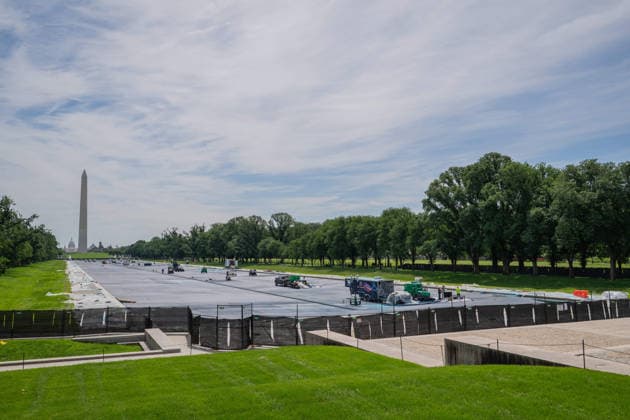 June 1, 2026, Washington, District Of Columbia, United States: Contractors continue applying sealant and protective coatings to the Lincoln Memorial Reflecting Pool on the National Mall as renovation work nears completion ahead of America 250 celebrations. Washington United States  - ZUMAk206 20260601_znp_k206_004 Copyright: xMattxKaminskyx