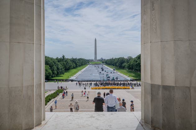 June 1, 2026, Washington, District Of Columbia, United States: Contractors continue applying sealant and protective coatings to the Lincoln Memorial Reflecting Pool on the National Mall as renovation work nears completion ahead of America 250 celebrations. Washington United States  - ZUMAk206 20260601_znp_k206_007 Copyright: xMattxKaminskyx