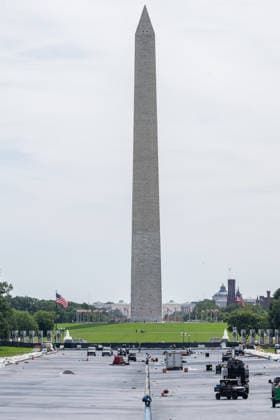 June 1, 2026, Washington, District Of Columbia, United States: Contractors continue applying sealant and protective coatings to the Lincoln Memorial Reflecting Pool on the National Mall as renovation work nears completion ahead of America 250 celebrations. Washington United States  - ZUMAk206 20260601_znp_k206_015 Copyright: xMattxKaminskyx