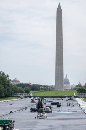 June 1, 2026, Washington, District Of Columbia, United States: Contractors continue applying sealant and protective coatings to the Lincoln Memorial Reflecting Pool on the National Mall as renovation work nears completion ahead of America 250 celebrations. Washington United States  - ZUMAk206 20260601_znp_k206_017 Copyright: xMattxKaminskyx
