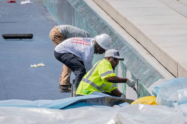 June 1, 2026, Washington, District Of Columbia, United States: Contractors continue applying sealant and protective coatings to the Lincoln Memorial Reflecting Pool on the National Mall as renovation work nears completion ahead of America 250 celebrations. Washington United States - ZUMAk206 20260601_znp_k206_008 Copyright: xMattxKaminskyx