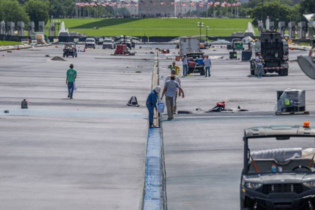 June 1, 2026, Washington, District Of Columbia, United States: Contractors continue applying sealant and protective coatings to the Lincoln Memorial Reflecting Pool on the National Mall as renovation work nears completion ahead of America 250 celebrations. Washington United States - ZUMAk206 20260601_znp_k206_009 Copyright: xMattxKaminskyx