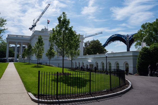 White House UFC Fighting Ring Construction Continues Workers construct a UFC fighting ring ahead of a planned Ultimate Fighting Championship (UFC) fight on the South Lawn of the White House in Washington, DC, US, on Monday, June 1, 2026. UFC is planning to host a cage match at the White House on June 14. Photo by Aaron Schwartz Pool ABACAPRESS.COM Washington District of Columbia  Copyright: xPool ABACAx
