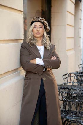 Elegant mature woman in trench coat on European street Buenos Aires, Buenos Aires, Argentina R_TQOI260528-2041040-01 ,model released, Symbolfoto
