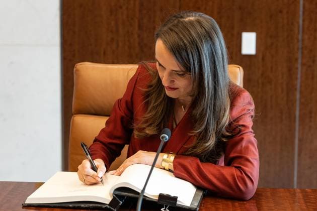 June 1, 2026, New York, New York, USA: Oana-Silvia Toiu, Minister for Foreign Affairs of Romania signs guest book as she meets with Secretary-General Antonio Guterres at UN Headquarters in New York, NY on June 1, 2026. New York USA - ZUMAr339 20260601_znp_r339_002 Copyright: xLevxRadinx