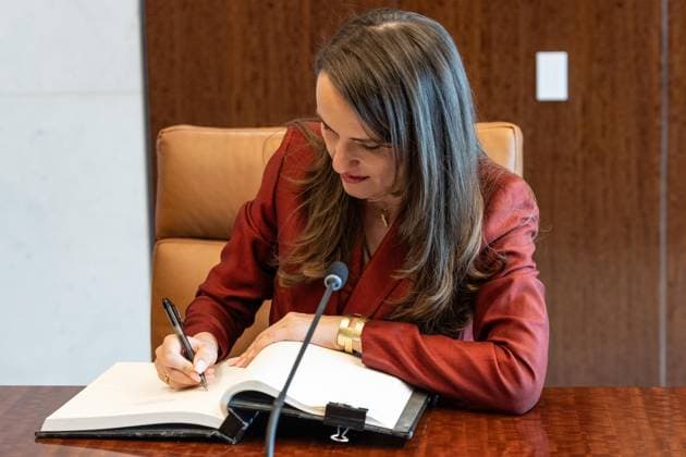June 1, 2026, New York, New York, USA: Oana-Silvia Toiu, Minister for Foreign Affairs of Romania signs guest book as she meets with Secretary-General Antonio Guterres at UN Headquarters in New York, NY on June 1, 2026. New York USA  - ZUMAr339 20260601_znp_r339_003 Copyright: xLevxRadinx