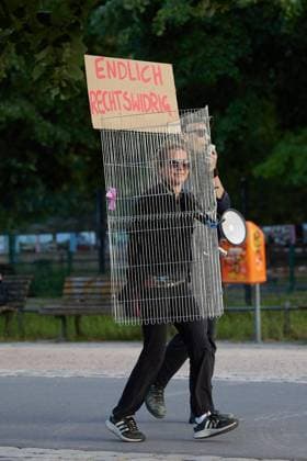 Party im Görlitzer Park ** NUR FÜR REDAKTIONELLE ZWECKE ** EDITORIAL USE ONLY **<p>Als Zaun verkleidet kommt eine Frau in den Görlitzer Park, um auf einer Party die nächtliche Schließung des Görlitzer Parks zu feiern. Das Verwaltungsgericht Berlin hat die Schließung für rechtswidrig erklärt. Deutschland Berlin Berlin Copyright: JoergxCarstensen *** Party in Görlitzer Park FOR EDITORIAL PURPOSES ONLY EDITORIAL USE ONLY p Dressed as a fence, a woman comes to Görlitzer Park to celebrate the nightly closure of Görlitzer Park at a party The Berlin Administrative Court has declared the closure unlawful Germany Berlin Berlin Copyright JoergxCarstensen Copyright: JoergxCarstensen doc863pdtas3whbjhvzrl8 ,EDITORIAL USE ONLY