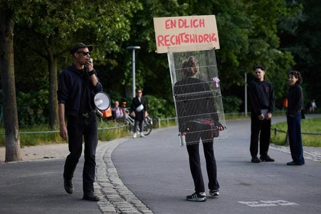 Party im Görlitzer Park ** NUR FÜR REDAKTIONELLE ZWECKE ** EDITORIAL USE ONLY **<p>Als Zaun verkleidet kommt eine Frau in den Görlitzer Park, um auf einer Party die nächtliche Schließung des Görlitzer Parks zu feiern. Das Verwaltungsgericht Berlin hat die Schließung für rechtswidrig erklärt. Deutschland Berlin Berlin Copyright: JoergxCarstensen *** Party in Görlitzer Park FOR EDITORIAL PURPOSES ONLY EDITORIAL USE ONLY p Dressed as a fence, a woman comes to Görlitzer Park to celebrate the nightly closure of Görlitzer Park at a party The Berlin Administrative Court has declared the closure unlawful Germany Berlin Berlin Copyright JoergxCarstensen Copyright: JoergxCarstensen doc863pdutw1ootn27srl8 ,EDITORIAL USE ONLY