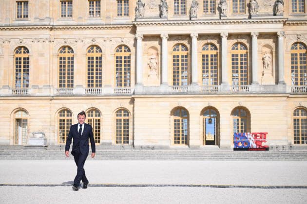 Choose France Business Summit - Paris French president Emmanuel Macron arrives to deliver a speech during a Choose France summit in Versailles, France on June 1, 2026. Photo by Eliot Blondet ABACAPRESS.COM Versailles France  Copyright: xBlondetxEliot ABACAx