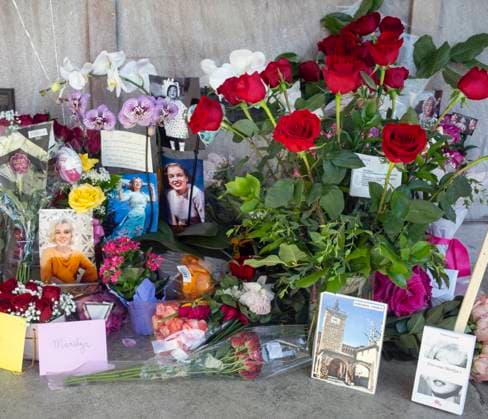 June 01, 2026 - Los Angeles, Caloifornia, USA - Film star and cultural icon Marilyn Monroe s crypt at the Pierce Brothers. Westwood Village Memorial Park & Mortuary attracts remembrances on what would have been her 100th birthday, June 01, 2026. Los Angeles USA - ZUMAce6_ 20260601_zaf_ce6_002 Copyright: xBrianxCahnx