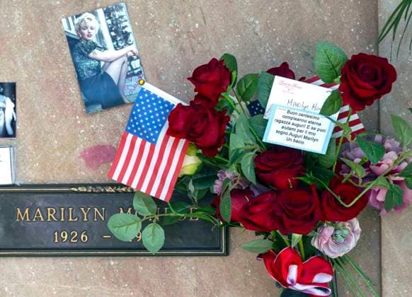 June 01, 2026 - Los Angeles, Caloifornia, USA - Film star and cultural icon Marilyn Monroe s crypt at the Pierce Brothers. Westwood Village Memorial Park & Mortuary attracts remembrances on what would have been her 100th birthday, June 01, 2026. Los Angeles USA - ZUMAce6_ 20260601_zaf_ce6_009 Copyright: xBrianxCahnx