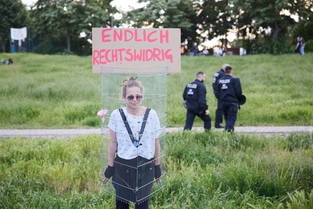 Party im Görlitzer Park ** NUR FÜR REDAKTIONELLE ZWECKE ** EDITORIAL USE ONLY **<p>Als Zaun verkleidet kommt eine Frau in den Görlitzer Park, um auf einer Party die nächtliche Schließung des Görlitzer Parks zu feiern. Das Verwaltungsgericht Berlin hat die Schließung für rechtswidrig erklärt. Deutschland Berlin Berlin Copyright: JoergxCarstensen *** Party in Görlitzer Park FOR EDITORIAL PURPOSES ONLY EDITORIAL USE ONLY p Dressed as a fence, a woman comes to Görlitzer Park to celebrate the nightly closure of Görlitzer Park at a party The Berlin Administrative Court has declared the closure unlawful Germany Berlin Berlin Copyright JoergxCarstensen Copyright: JoergxCarstensen doc863ptjped691jjl9ik2d ,EDITORIAL USE ONLY