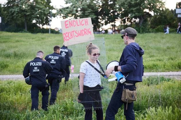 Party im Görlitzer Park ** NUR FÜR REDAKTIONELLE ZWECKE ** EDITORIAL USE ONLY **<p>Als Zaun verkleidet kommt eine Frau in den Görlitzer Park, um auf einer Party die nächtliche Schließung des Görlitzer Parks zu feiern. Das Verwaltungsgericht Berlin hat die Schließung für rechtswidrig erklärt. Deutschland Berlin Berlin Copyright: JoergxCarstensen *** Party in Görlitzer Park FOR EDITORIAL PURPOSES ONLY EDITORIAL USE ONLY p Dressed as a fence, a woman comes to Görlitzer Park to celebrate the nightly closure of Görlitzer Park at a party The Berlin Administrative Court has declared the closure unlawful Germany Berlin Berlin Copyright JoergxCarstensen Copyright: JoergxCarstensen doc863ptjs2z01e34qtr37 ,EDITORIAL USE ONLY