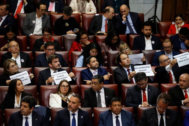 Valparaiso, June 1, 2026 Deputies show posters during the first public account of the president of the republic in the hall of honor of the National Congress Raul Zamora Aton Chile, Valparaiso Chile Aton 1161367  Copyright: RAULxZAMORA ATONxCHILE