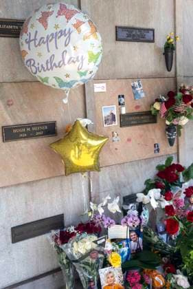 June 01, 2026 - Los Angeles, Caloifornia, USA - Film star and cultural icon Marilyn Monroe s crypt at the Pierce Brothers. Westwood Village Memorial Park & Mortuary attracts remembrances on what would have been her 100th birthday, June 01, 2026. Los Angeles USA  - ZUMAce6_ 20260601_zaf_ce6_005 Copyright: xBrianxCahnx