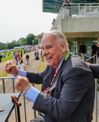 Königsallee Renntag am Grafenberg - Albrecht Woeste, Ehrenpräsident des DRRV und Stallbesitzer jubelnd und voller Freude, nach dem sein Pferd Cladonia den Sieg im 1. Rennen holte ! Düsseldorf Galopprennbahn NRW Deutschland *** Königsallee Renntag am Grafenberg Albrecht Woeste, Honorary President of the DRRV and stable owner, cheering and full of joy after his horse Cladonia won the first race Düsseldorf racecourse NRW Germany