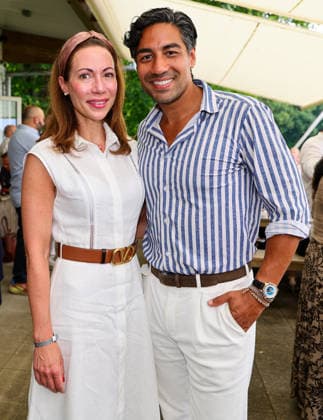 Königsallee Renntag am Grafenberg - TV Barkeeper Nic Shanker ( VOX Firstdates ) mit Anja Katharina Bezold (Founder WoMenGPT) auf der VIP Terrasse Düsseldorf Galopprennbahn NRW Deutschland *** Königsallee Renntag am Grafenberg TV barkeeper Nic Shanker VOX Firstdates with Anja Katharina Bezold Founder WoMenGPT on the VIP terrace Düsseldorf racecourse NRW Germany