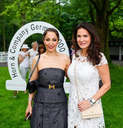 Köningsallee Renntag am Grafenberg - Star-Stylistin Laila Hamidi mit Schauspielerin Mariella Ahrens im Fühhring Düsseldorf Galopprennbahn NRW Deutschland *** Köningsallee Renntag am Grafenberg Star stylist Laila Hamidi with actress Mariella Ahrens in the Fühhring Düsseldorf racecourse NRW Germany