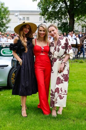 Königsallee Renntag am Grafenberg - v.l. Die Stadt Amazonen Viktoria Becker (Friseurweltmeiserin aus Köln) und Moderatorin Sarah Valentina Winkhaus und Schauspielerin Friderike Linke im Führring Düsseldorf Galopprennbahn NRW Deutschland *** Königsallee Renntag am Grafenberg f l The city amazons Viktoria Becker, world champion hairdresser from Cologne, and presenter Sarah Valentina Winkhaus and actress Friderike Linke in the lead ring at Düsseldorf racecourse NRW Germany