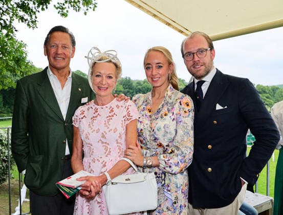Königsallee Renntag am Grafenberg - Familientreffen wie jedes Jahr, v.l. Stefan Asbrandt-Eickhoff mit seiner Frau Susanne Eickhoff und Tochter Anna, die mit dem Unternehmensberater Felix Müller-Wiefel verheiratet ist Düsseldorf Galopprennbahn NRW Deutschland *** Königsallee race day at Grafenberg Family reunion like every year, from left Stefan Asbrandt Eickhoff with his wife Susanne Eickhoff and daughter Anna, who is married to the management consultant Felix Müller Wiefel Düsseldorf racecourse NRW Germany