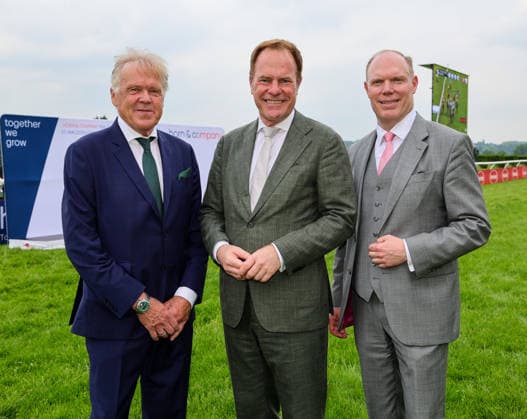 Köningsallee Renntag am Grafenberg - v.l. IG-Königsallee Chef und Veranstalter des Renntags Peter Wienen mit Düsseldorfs Oberbürgermeister Dr. Stephan Keller (CDU) und dem Präsidenten des Düsseldorfer Reiter & Rennverein Dr. Alexander Bethge-Jaenicke, gleichzeiting Sponsor des Hauptrennens mit seiner Horn Company, deren Geschäftsführender Partner er ist, auf dem Geläuf vor der Siegerehrung Düsseldorf Galopprennbahn NRW Deutschland *** Königsallee Renntag am Grafenberg from left IG Königsallee boss and organizer of the race day Peter Wienen with Düsseldorfs Lord Mayor Dr Stephan Keller CDU and the President of the Düsseldorfer Reiter Rennverein Dr Alexander Bethge Jaenicke, at the same time sponsor of the main race with his Horn C